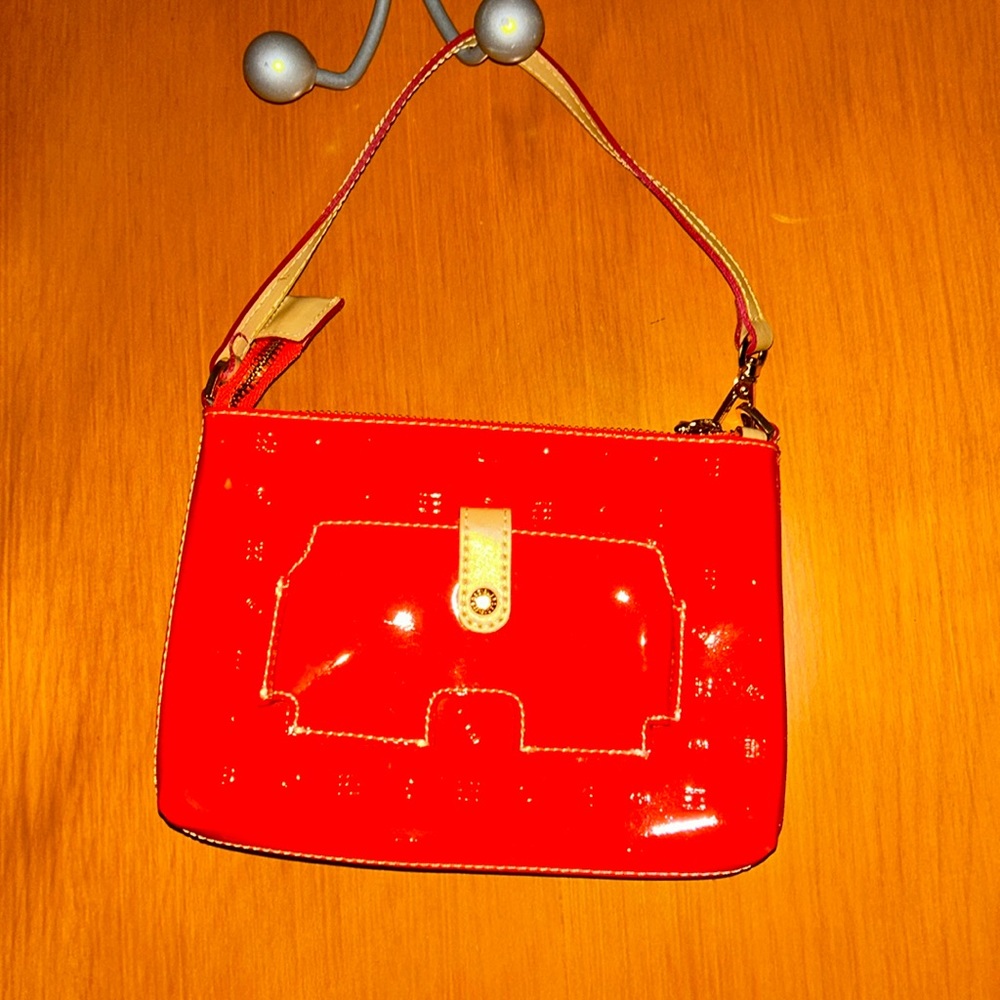 Arcadia black patent leather Wrist bag.
